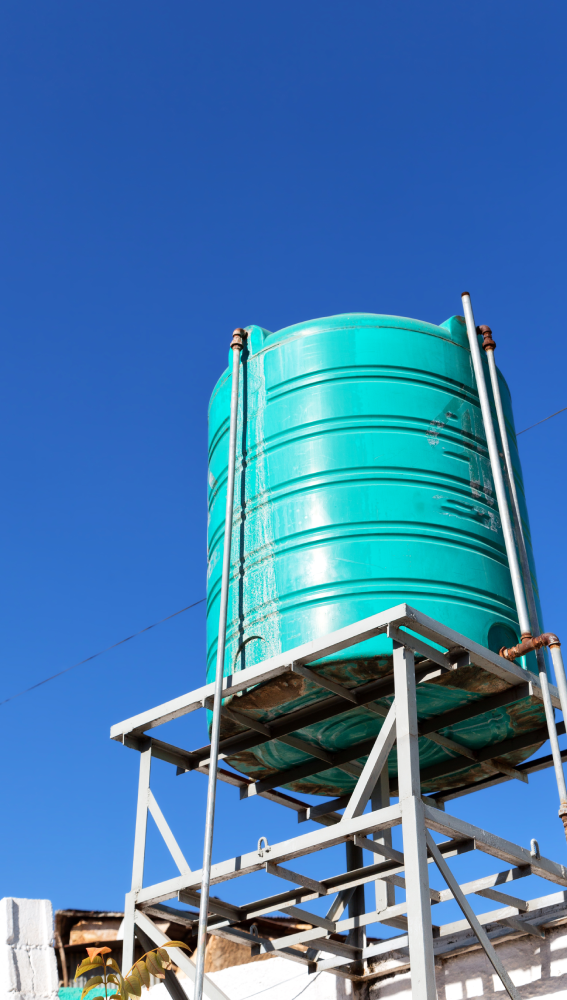Cisterna de agua elevada instalada sobre una plataforma metálica
